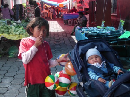 der kleine Chucho auf dem Markt von Metepec der kleine Chucho auf dem Markt von Metepec