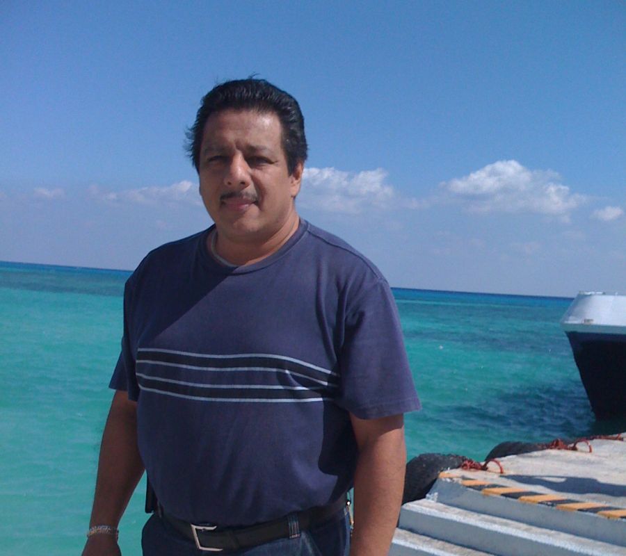 Cesar, unser Spezialist aus Yucatan, vor dem Meer.