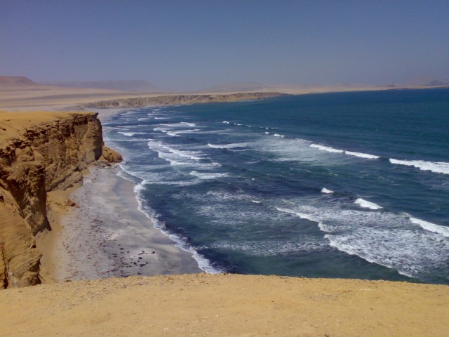 Der Pazifik direkt an der Wüste bei Paracas