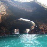 Morgennebel, zerklüftete Felsen und blaues Wasser - die Islas Ballestas