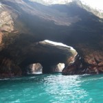 Morgennebel, zerklüftete Felsen und blaues Wasser - die Islas Ballestas