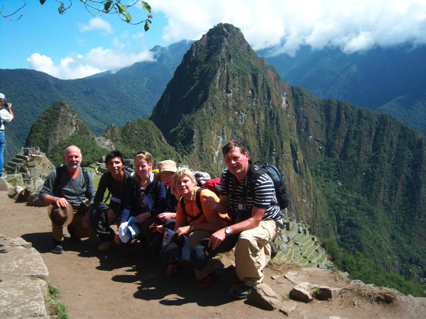 Unsere Reisegruppe vor dem „schlafenden Inka“ – Machu Picchu