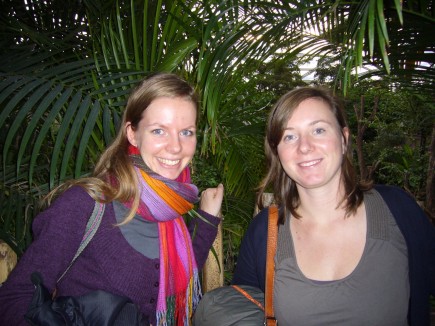 Ulrike und Marlen im Urwalddickicht
