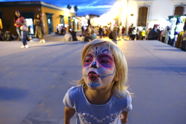 Kind mit bemaltem Gesicht am Dia de los Muertos in Mexiko