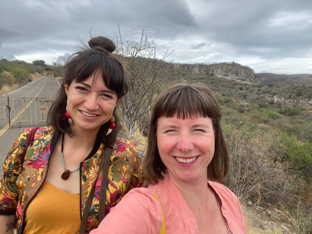Marlen und Katrin auf einer Mezcal Plantage Marlen und Katrin auf einer Mezcal Plantage