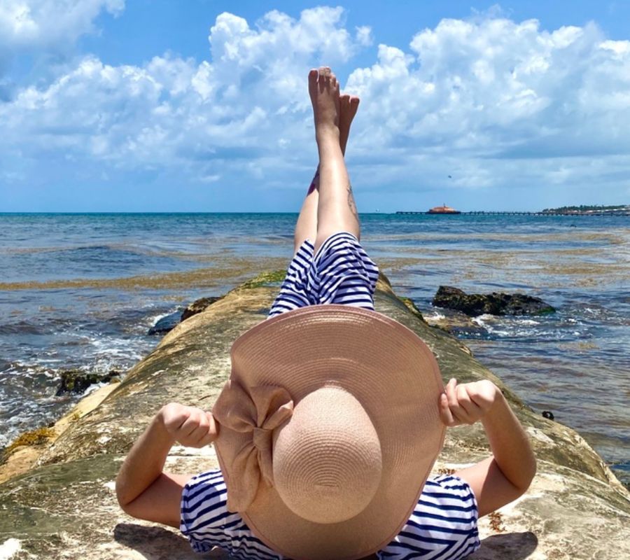 Frau ins Stein mit Meer asublick