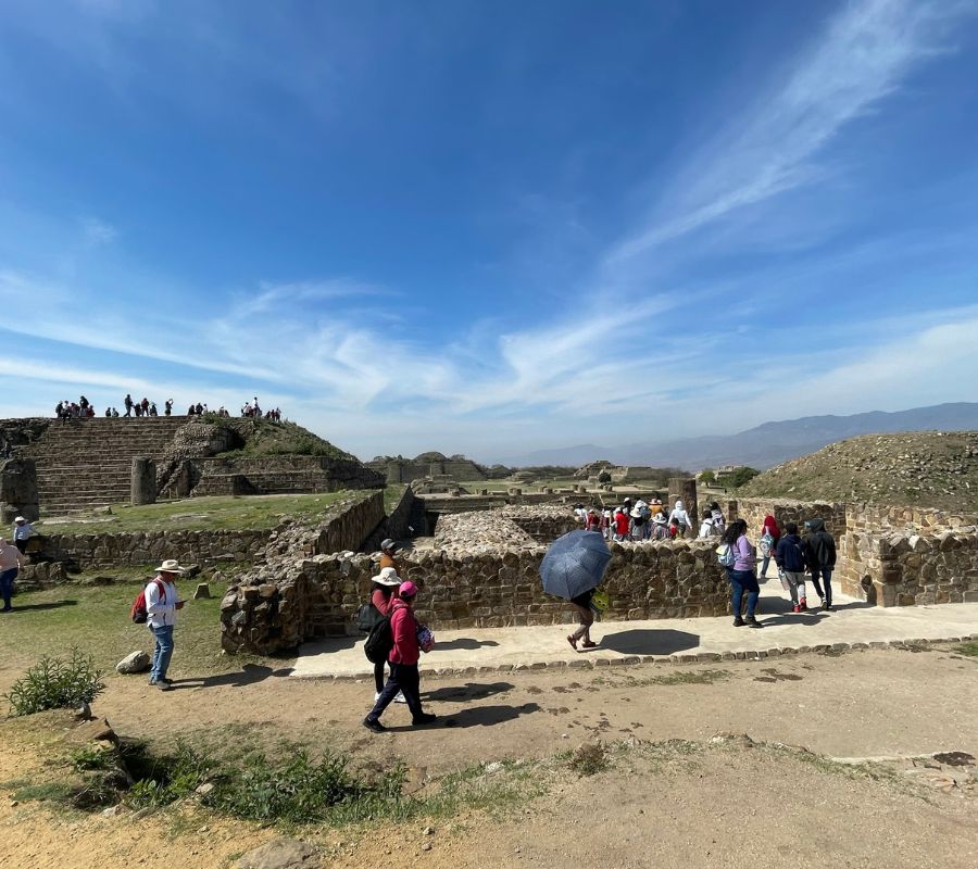 Menschen spazieren um den Monte Alban in Oaxaca