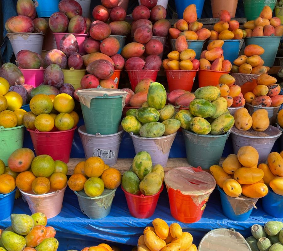 Mangos an einem Marktstand