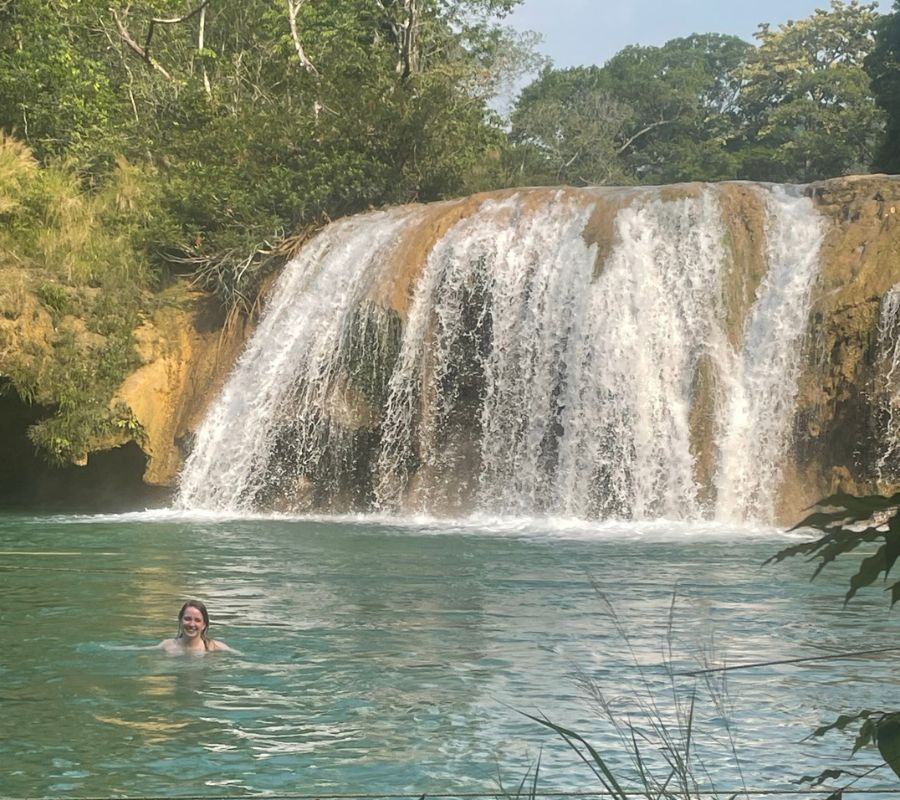 eine Frau schwimmt in Agua Azul Chiapas