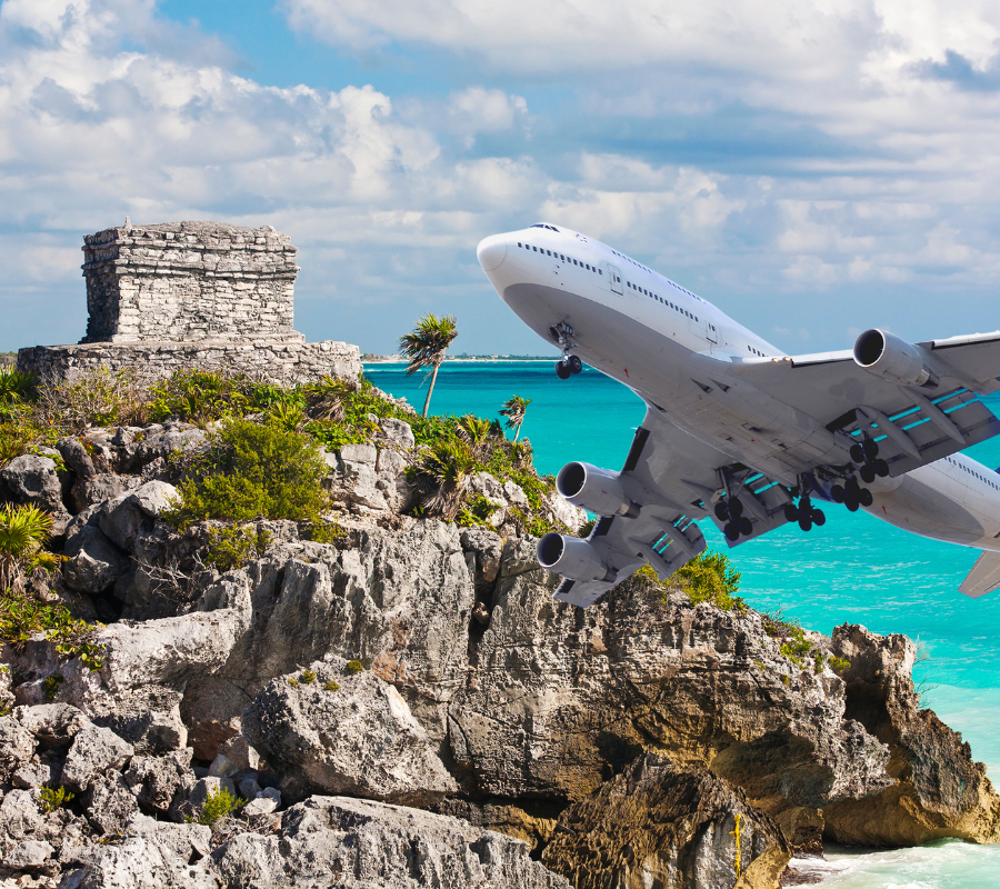 Flugzeug fliegt über Tulum