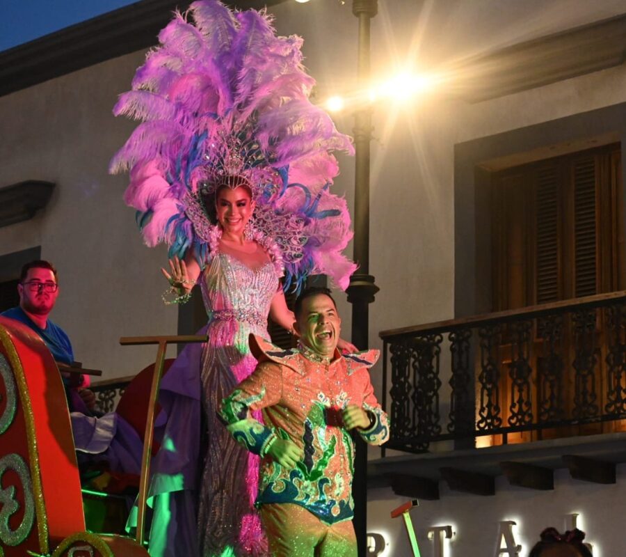 Eine Frau nimmt am Karneval in Veracruz teil