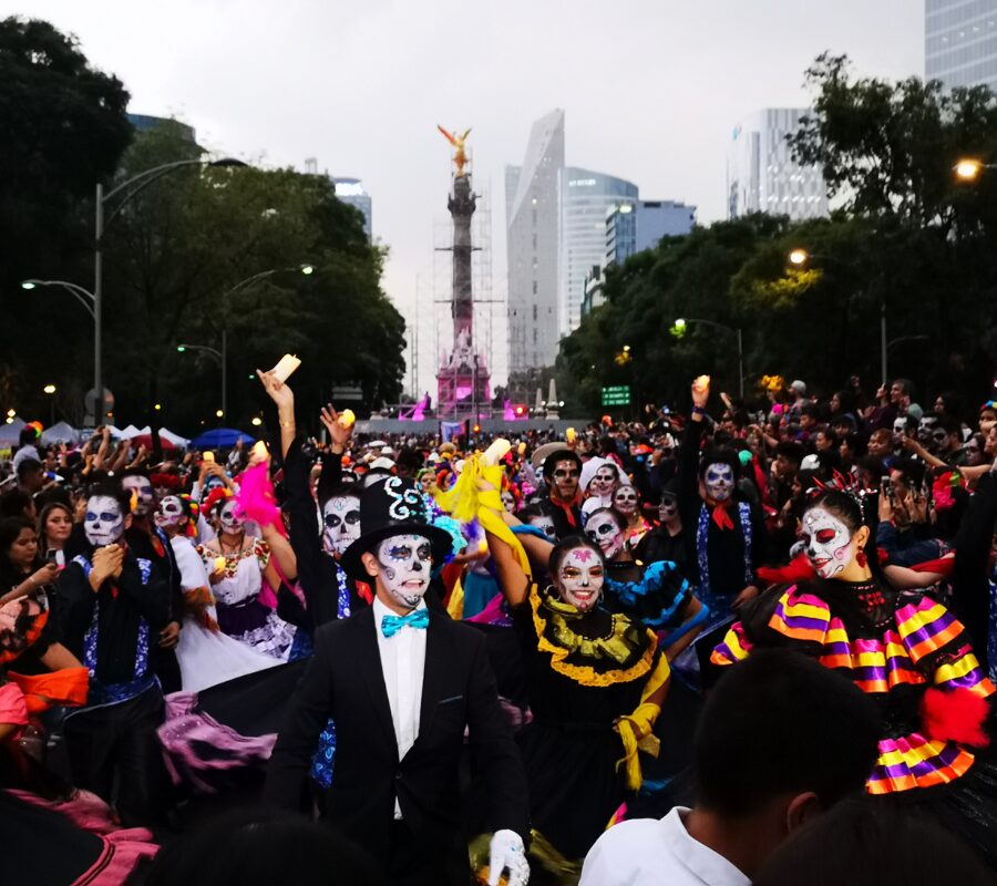 Als Catrinas verkleidete Menschen auf dem Paseo de la Reforma in Mexiko-Stadt 