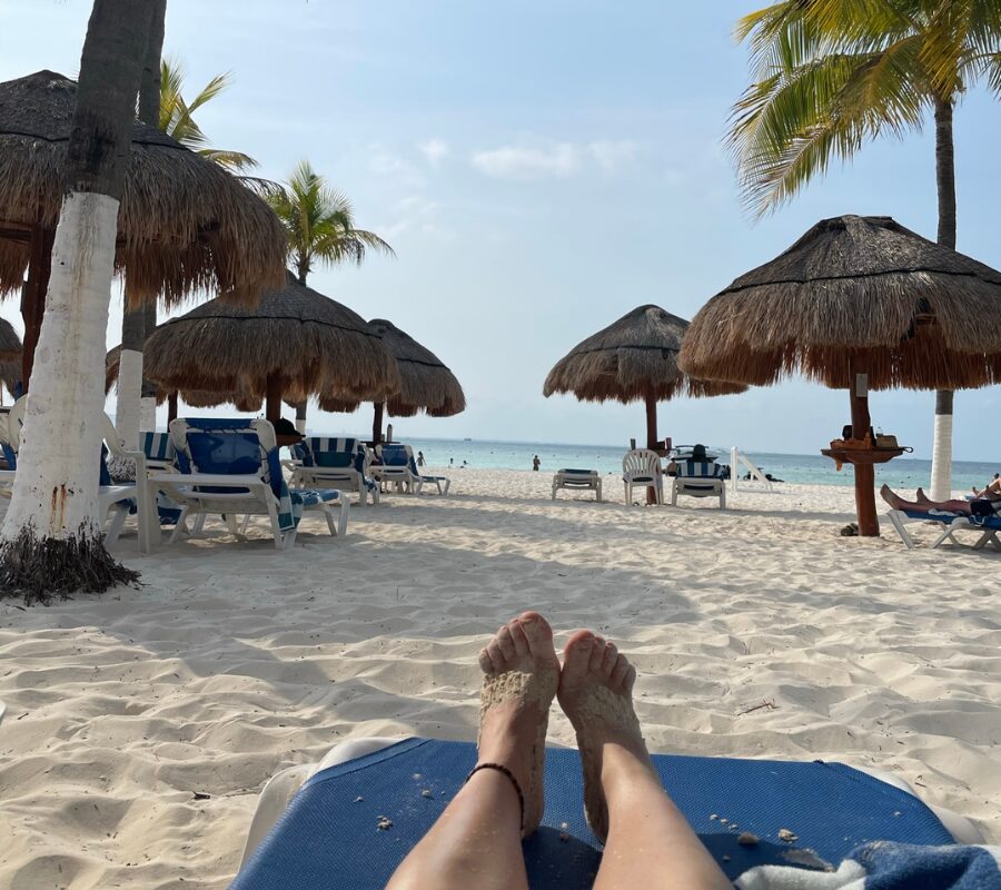 Frau genießt den weißen Sandstrand