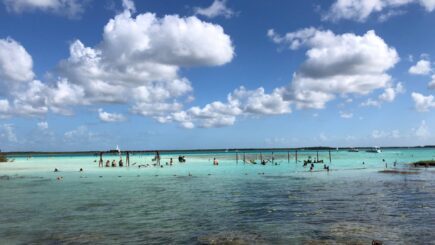 Bacalar und seine Lagune der sieben Farben.
