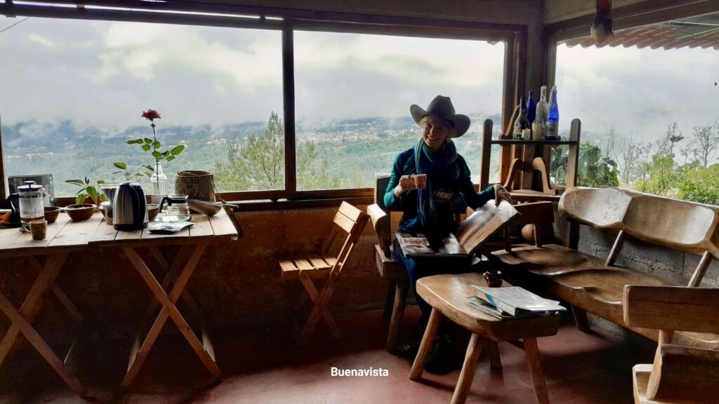 Ulrike trinkt Kaffee Don Prima in Huauchinango Mexiko