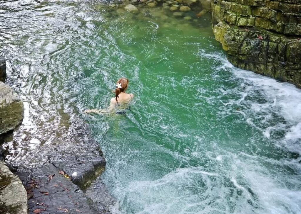 Ulrike schwimmt im El Cajon im Bergnebelwald bei Xicotepec
