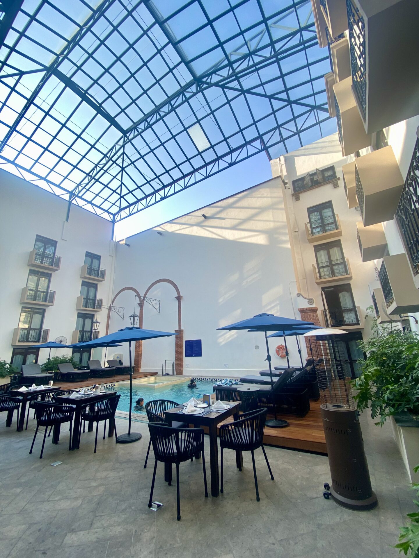 Innenansicht des charmanten Kolonialhotels San Pedro in Puebla Patio mit Pool im Hotel San Pedro Puebla
