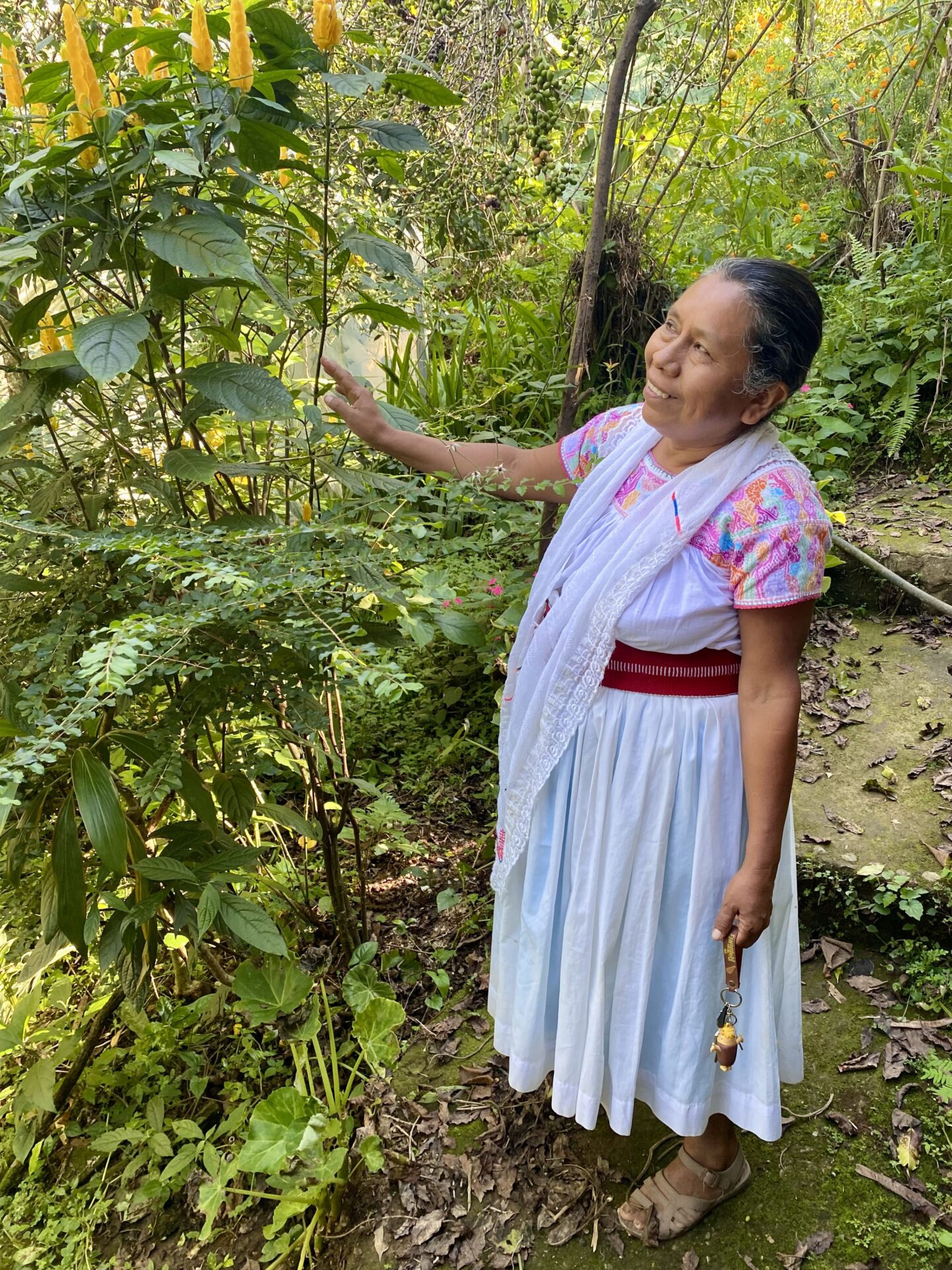 Doña Mari in ihrem wunderschönen, naturbelassenem Garten