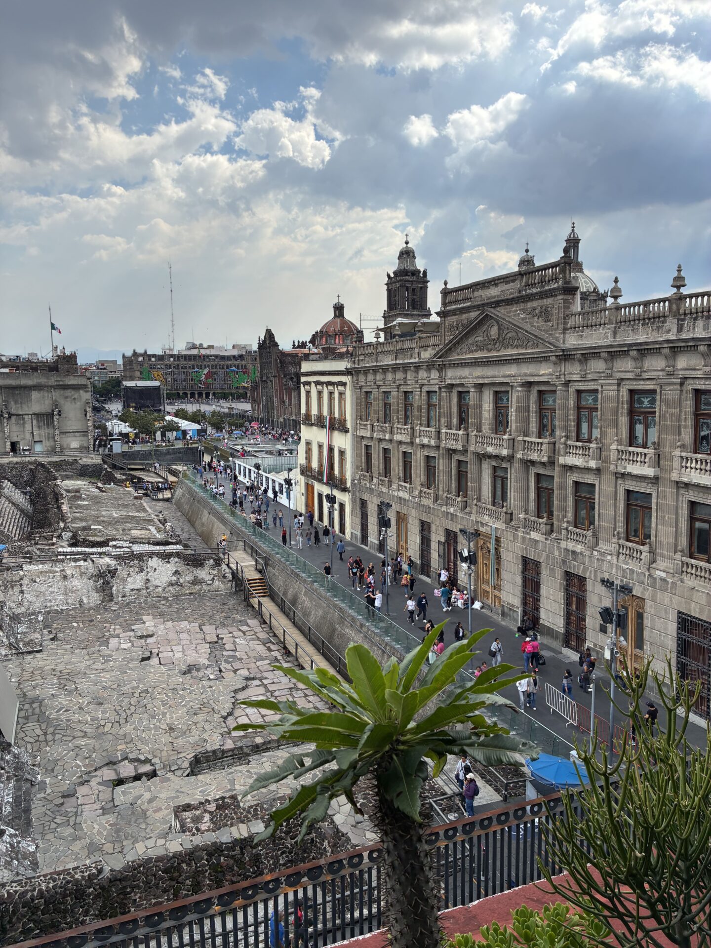 Blick von einer Dachterrasse auf die Plaza in Mexico City