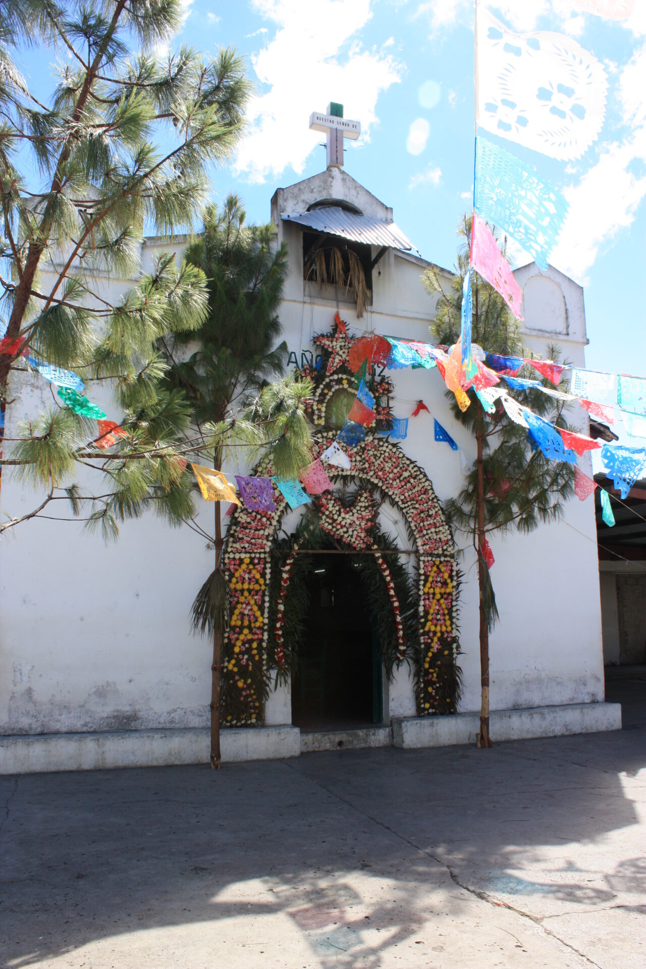 Traditionell geschmückte Kirche in Zinacantan, Chiapas