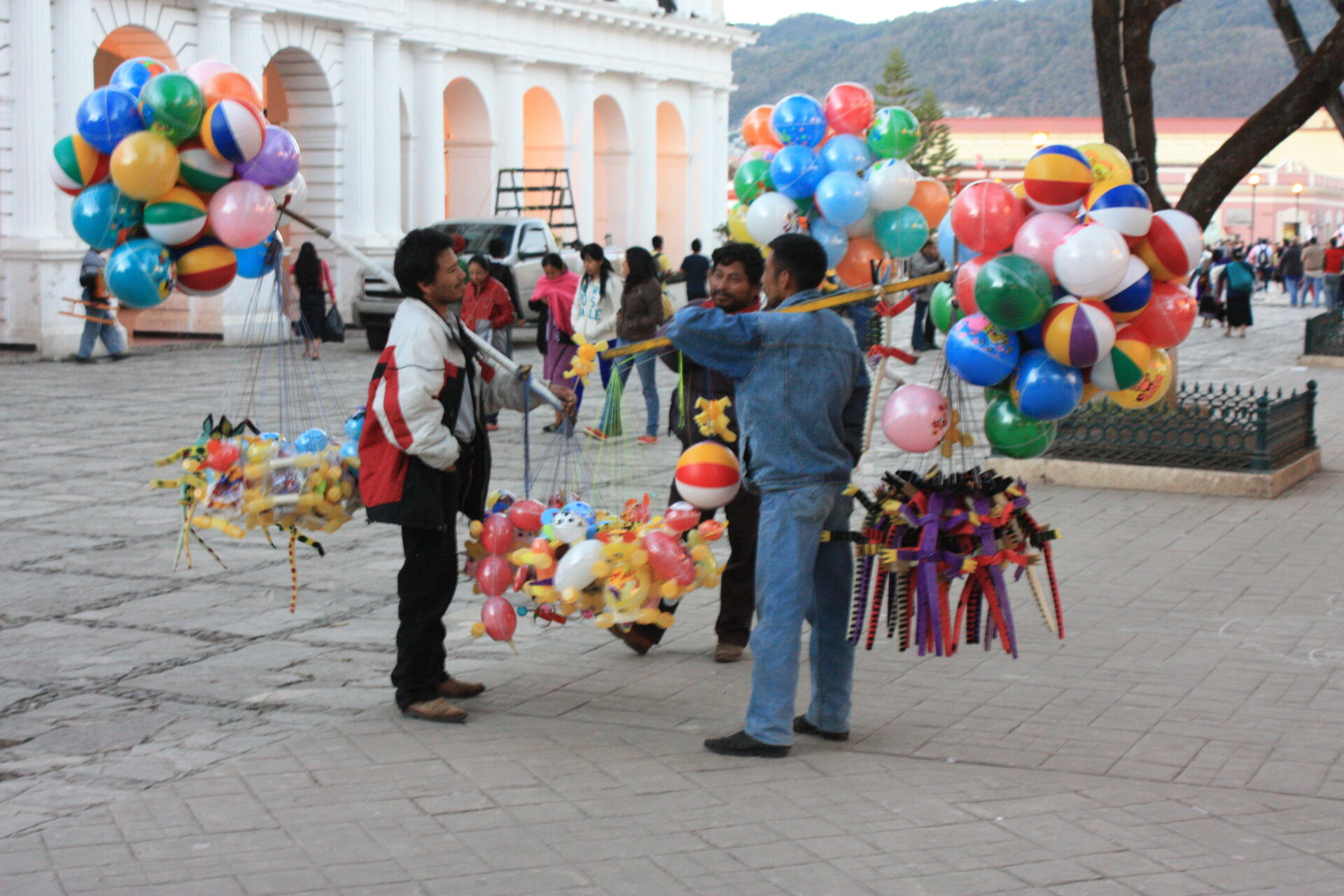 Straßenverkäufer von Luftballons auf dem Zocalo von San Cristobal de las Casas