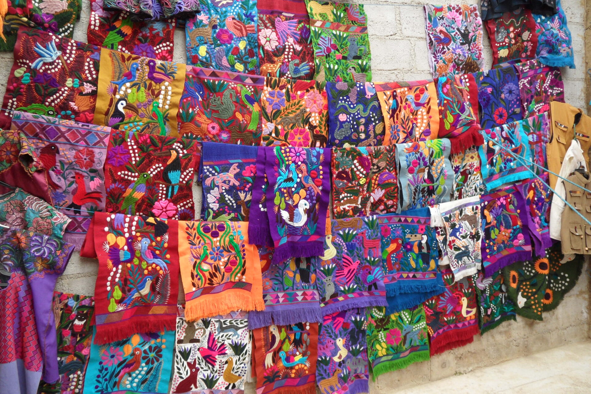 Bunte Kissenbezüge, in Chiapas bestickt
