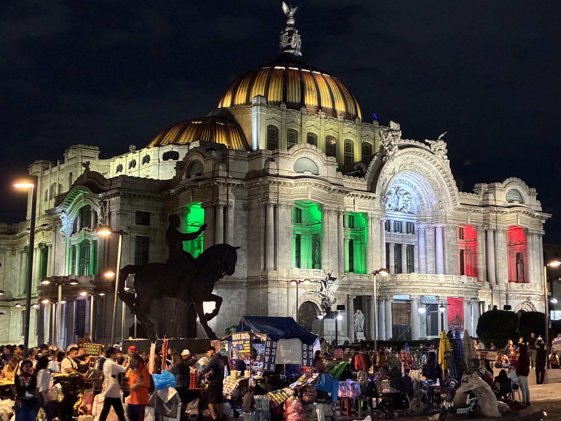 Palacio de Bellas Artes in Mexico City am Dia de la Independencia