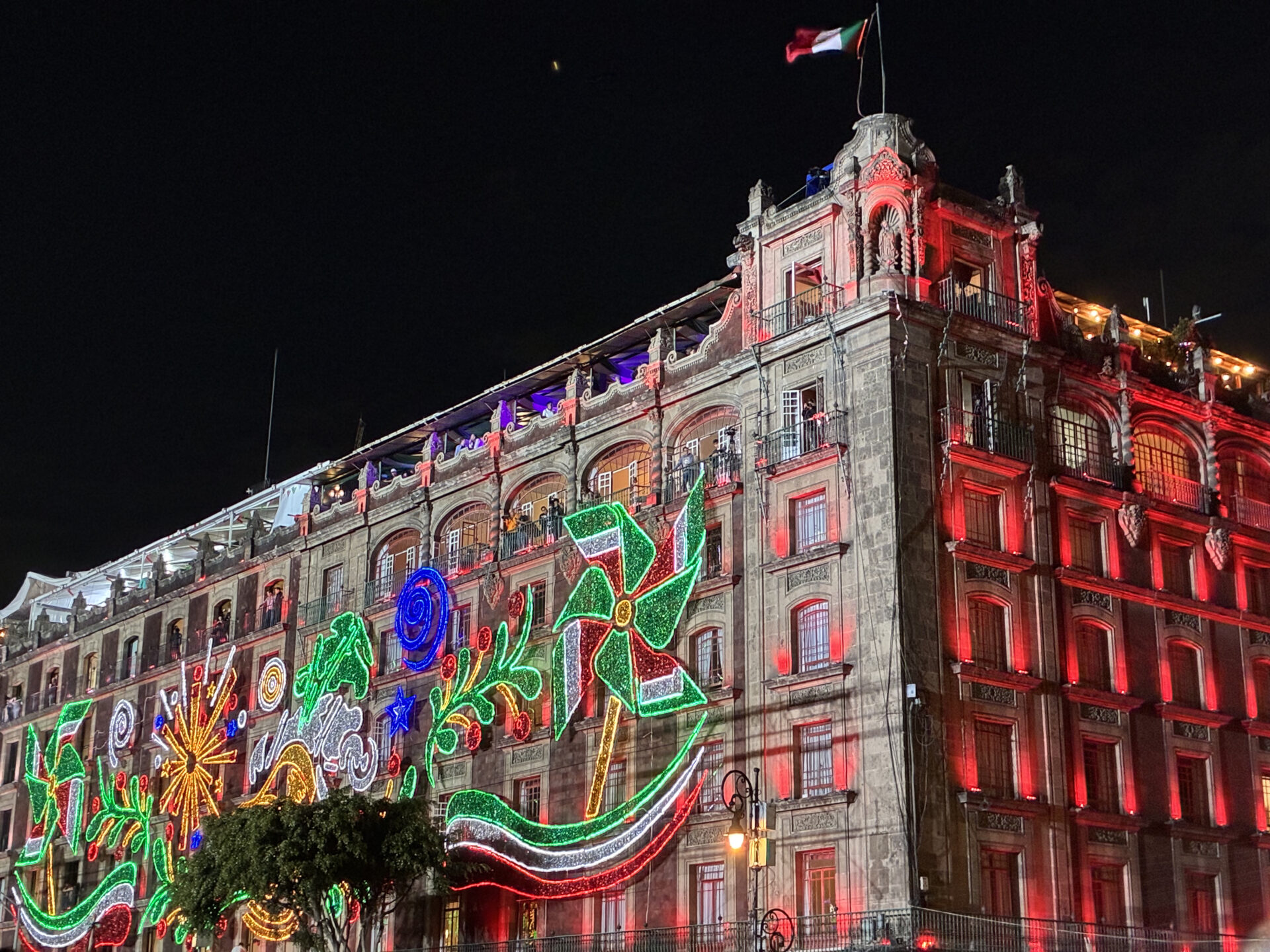 Mexikanische Beleuchtung rund um den Zocalo am Dia de la Independencia