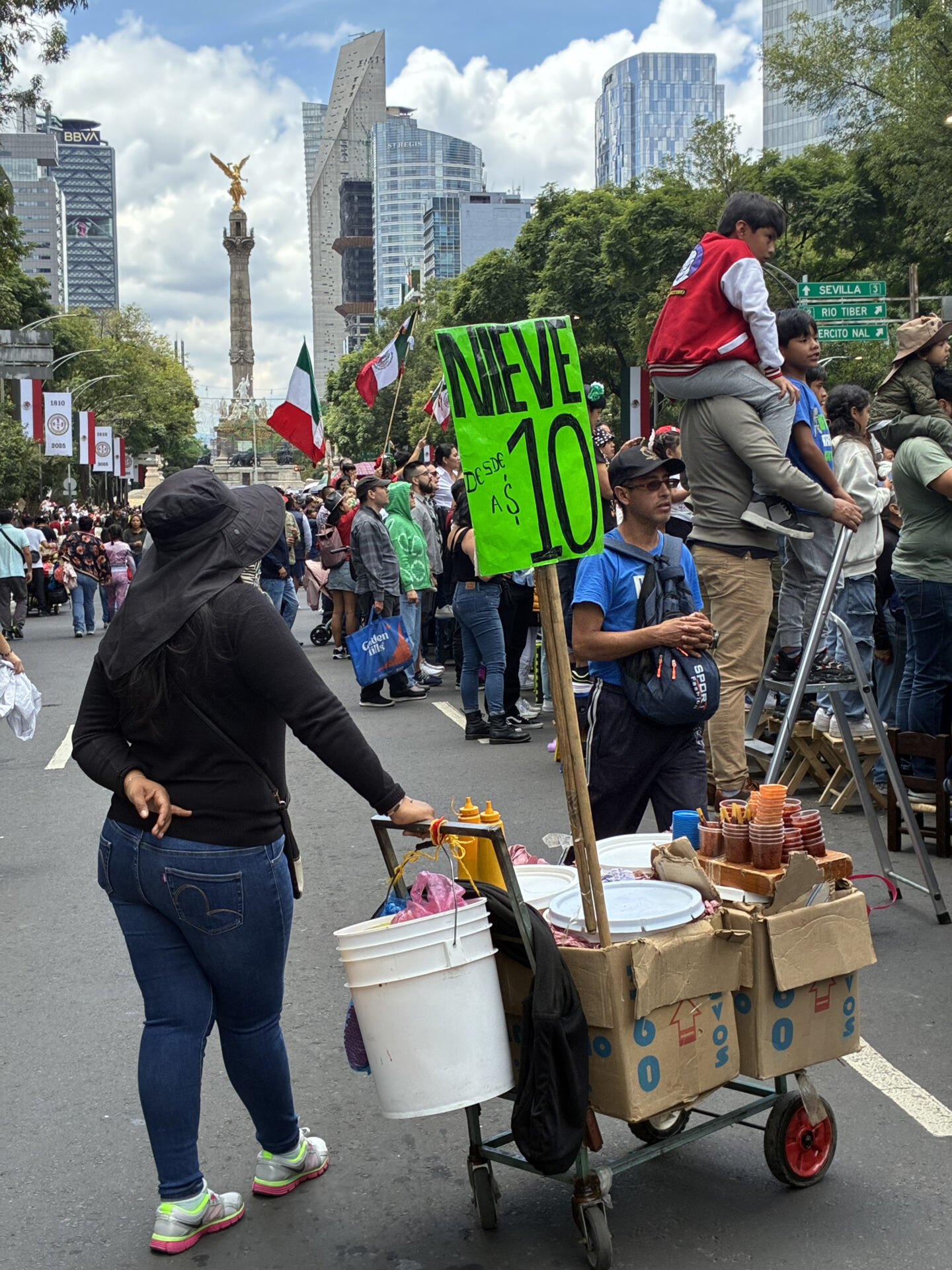 Straßenverkauf inmitten der wartenden Menschen zur Parade des Dia de la Independencia