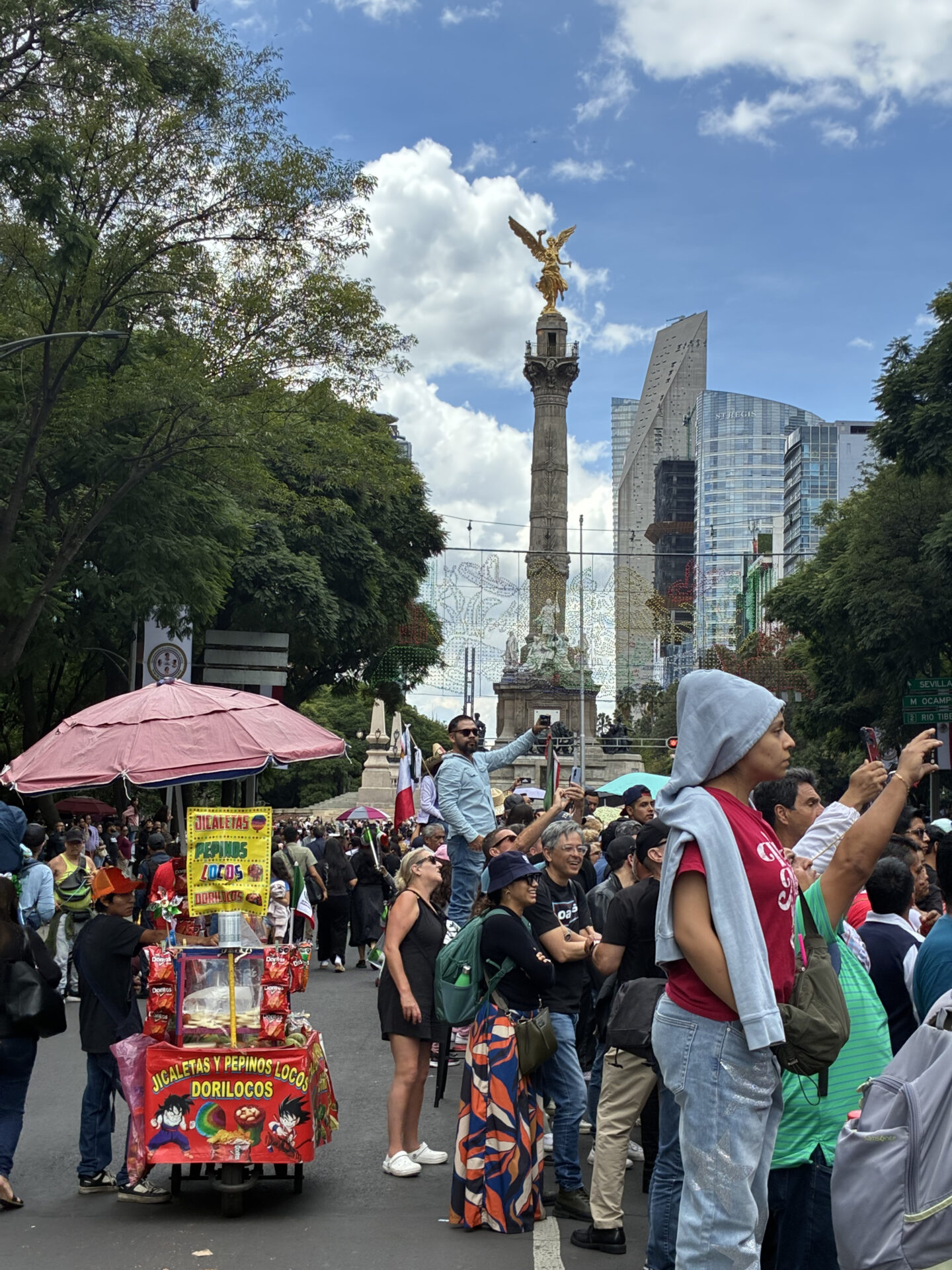 Menschen schauen sich die Parade an am Dia de la Independencia